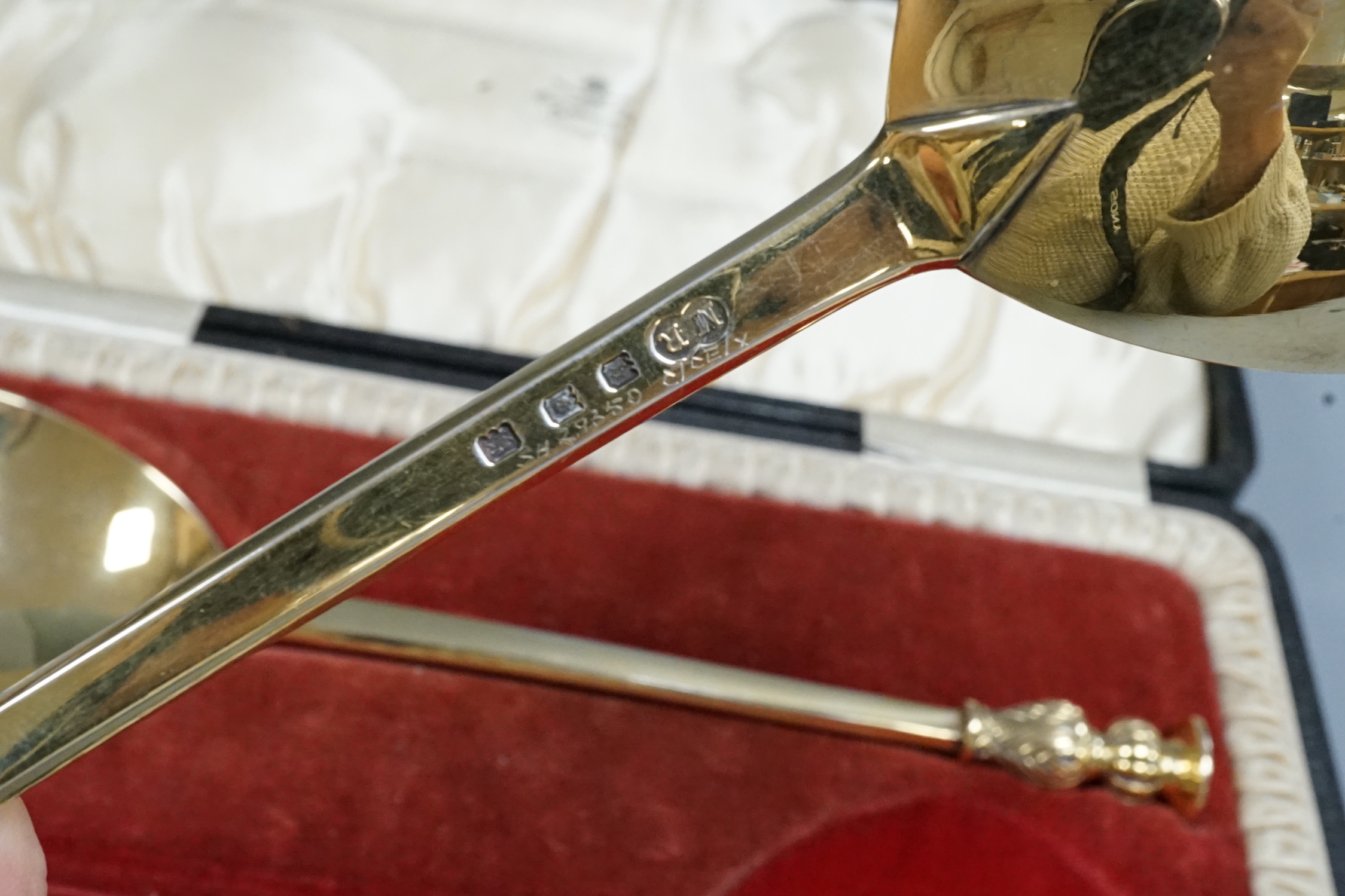 A cased pair of George V silver gilt seal top serving spoons, Manoah Rhodes & Son Ltd, London, 1928, 22.2cm, 7.6oz.